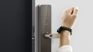 memasang smart door lock
